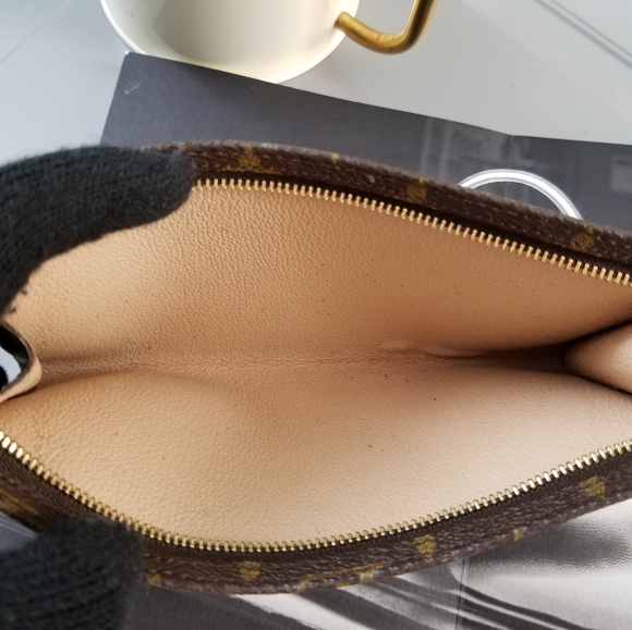 Louis Vuitton Classic Pouchette GM Monogram - Picture 13 of 16